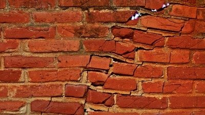 Aardbeving scheuren muur